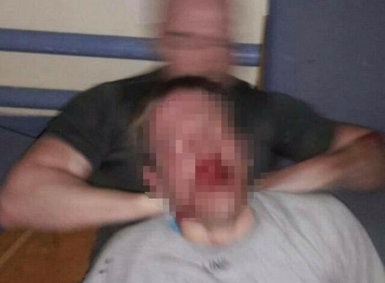 Οι άγραφοι νόμοι της φυλακής σε μια σκληρή φωτογραφία
